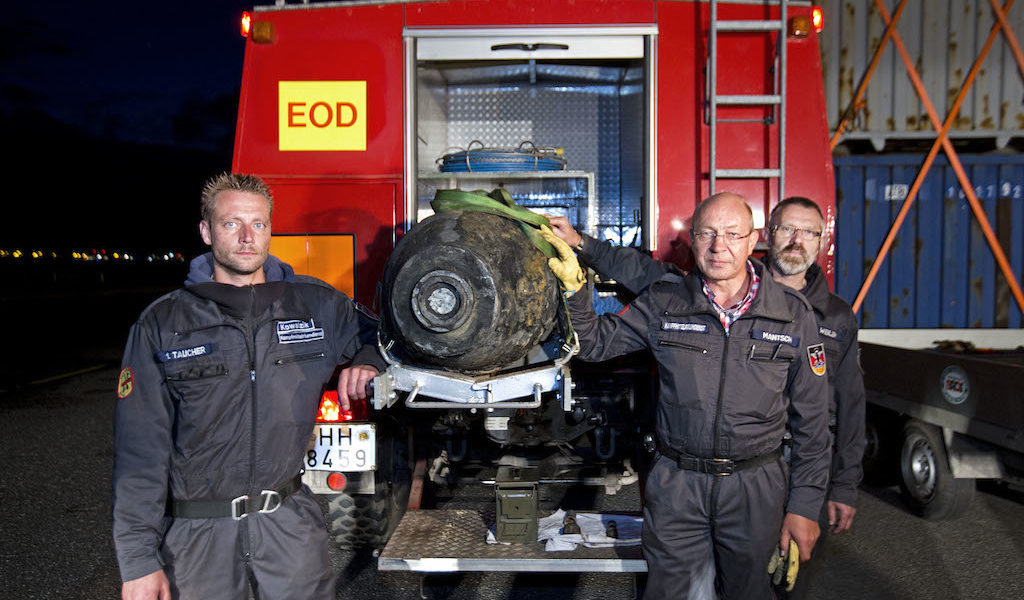 Die Experten des Kampfmittelräumdienstes der Feuerwehr Hamburg haben entdeckten Blindgänger erfolgreich entschärft. Bild: M. Penner / Flughafen Hamburg