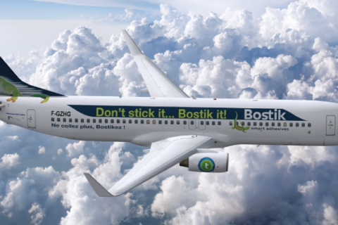 Mit einer 250 Quadratmeter grossen durch die Luft fliegenden Präsentation seiner neuen grafischen Identität will Bostik die Aufmerksamkeit auf sich ziehen. Bild: Bostik