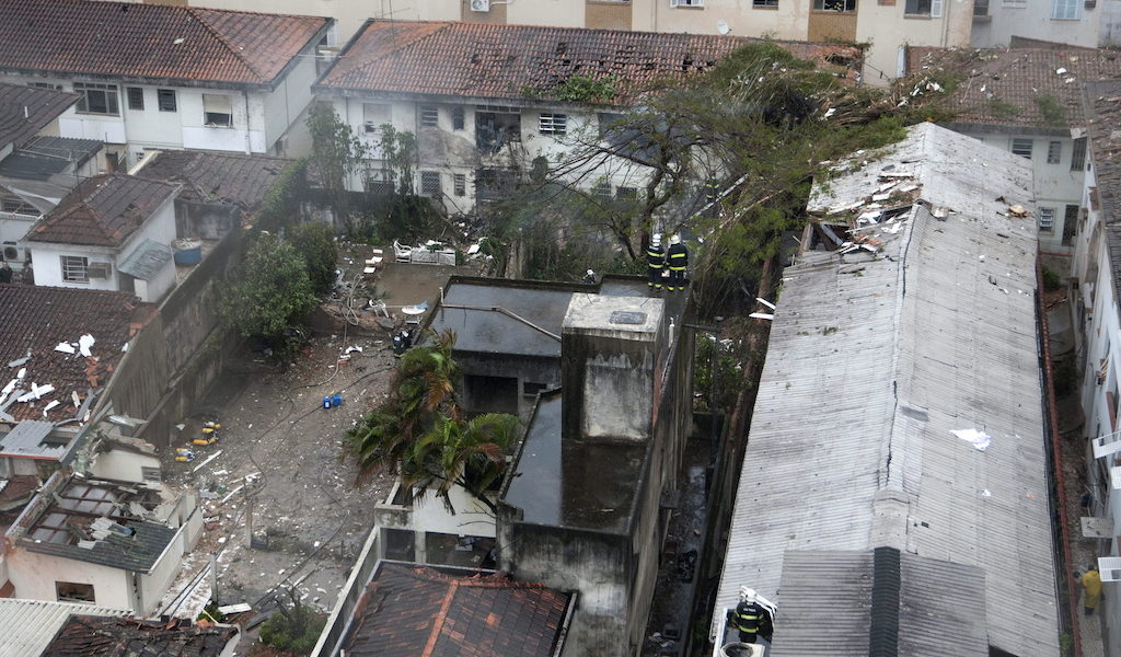 Das Flugzeug stürzte in das Wohngebiet Na Rua Vahia de Abreu in Santos (Sao Paulo). Bild: picture alliance / dpa