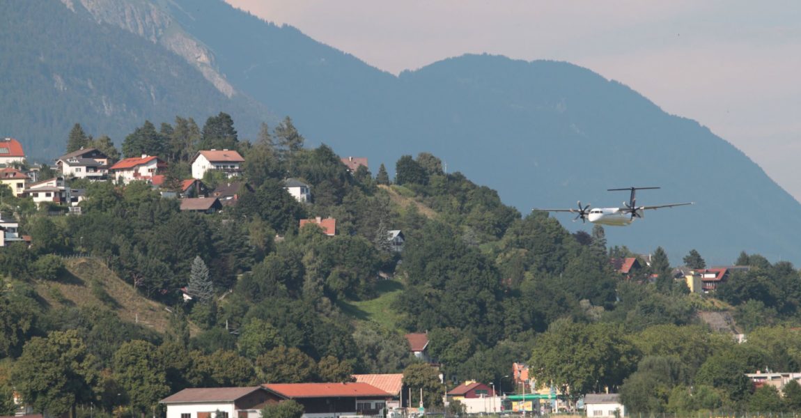 Eine Dash 8 der Austrian im Anflug auf Innsbruck-Kranebitten. Bild: Austrian Airlines Group