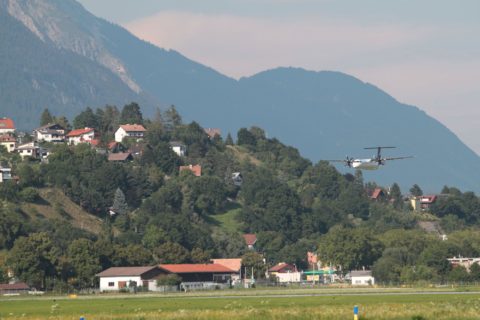 Eine Dash 8 der Austrian im Anflug auf Innsbruck-Kranebitten. Bild: Austrian Airlines Group