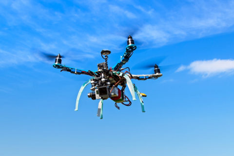 Die Miniflieger können auch für diverse kriminelle Ziele genutzt werden - zumal sie immer kleiner werden und damit zunehmend schwieriger zu entdecken sind. Bild: shutterstock / myhomearts