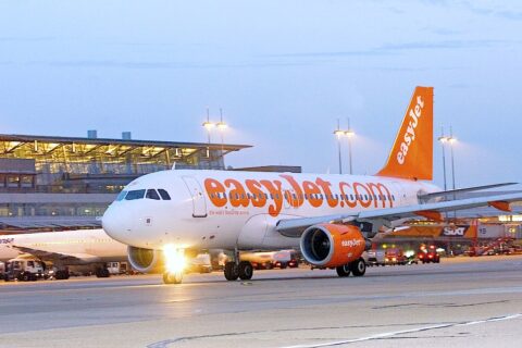 Easyjet Maschine macht Sicherheitslandung in Berlin-Schönefeld. Bild: Easyjet