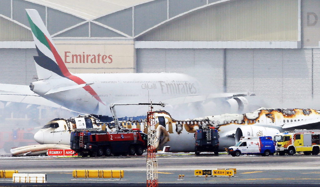 Kurz nach der Evakuierung fing die Boeing B-777 Feuer und brannte komplett aus. Bild: dpa