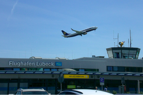 Bei allen fünf Air, die von der VC einen «Mangelstern» erhielten, handelt es sich um Regionalflughäfen, die zu einem Großteil von Billigfliegern genutzt werden. unter anderem ist auch Lübeck betroffen. Bild: Flughafen Lübeck