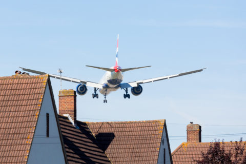Schallschutz ist ein wichtiges Thema für alle Flughäfen und deren Anwohner. Bild: Steve Heap / Shutterstock.com