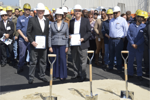 Spatenstich für die jüngste Großinvestition der Otto Fuchs KG (im Vordergrund: Dr. Hinrich Mählmann, Lucille Roybal-Allard, Rick J. Creed). Bild: Otto Fuchs Gruppe