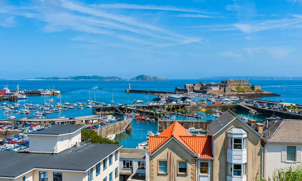 Blick auf den Hafen von St. Peter Port. Bild: shutterstock/Allard One