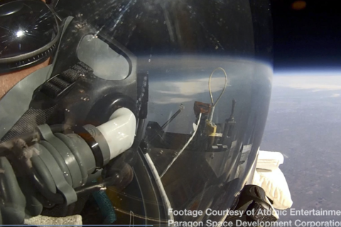 Alan Eustace ließ sich am Freitag kurz nach Sonnenaufgang von einem Helium-Ballon in über 41 Kilometer Höhe tragen. Bild: picture alliance / dpa