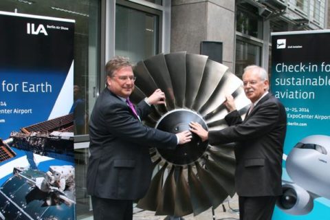 Bringen mächtig Schubkraft für die ILA 2014: Stefan Grave, ILA-Direktor der Messe Berlin GmbH, sowie Dietmar Schrick, Hauptgeschäftsführer des Bundesverbandes der Deutschen Luft- und Raumfahrtindustrie (BDLI). Foto: Messe Berlin GmbH