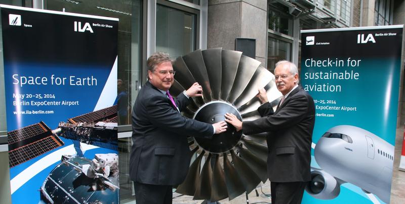 Bringen mächtig Schubkraft für die ILA 2014: Stefan Grave, ILA-Direktor der Messe Berlin GmbH, sowie Dietmar Schrick, Hauptgeschäftsführer des Bundesverbandes der Deutschen Luft- und Raumfahrtindustrie (BDLI). Foto: Messe Berlin GmbH