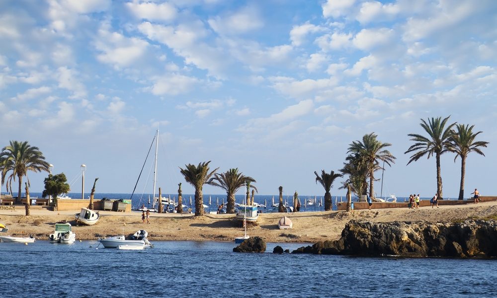 In der Nebensaison findet man auf Tabarca noch stille Ecken und Badebuchten. Bild: Jose Lledo / shutterstock