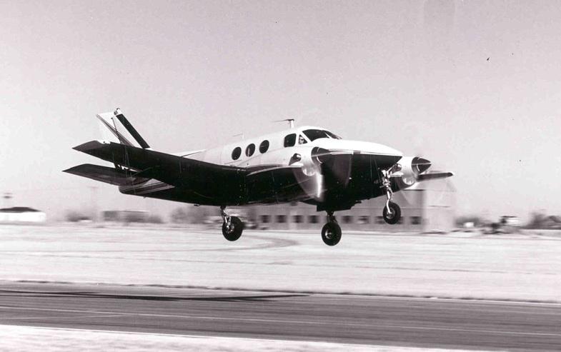 Start in eine äußerst erfolgreiche Karriere: Am 20. Januar 1964 hob das erste Exemplar von Beechcrafts „Model 90“ zum Jungfernflug ab.
