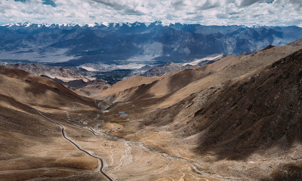 Beeindruckend: Die Strasse zum regionalen Zentrum Leh. Bild: shutterstock / Soloviova Liudmyla