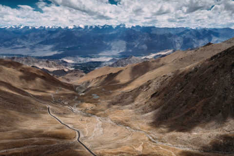 Beeindruckend: Die Strasse zum regionalen Zentrum Leh. Bild: shutterstock / Soloviova Liudmyla