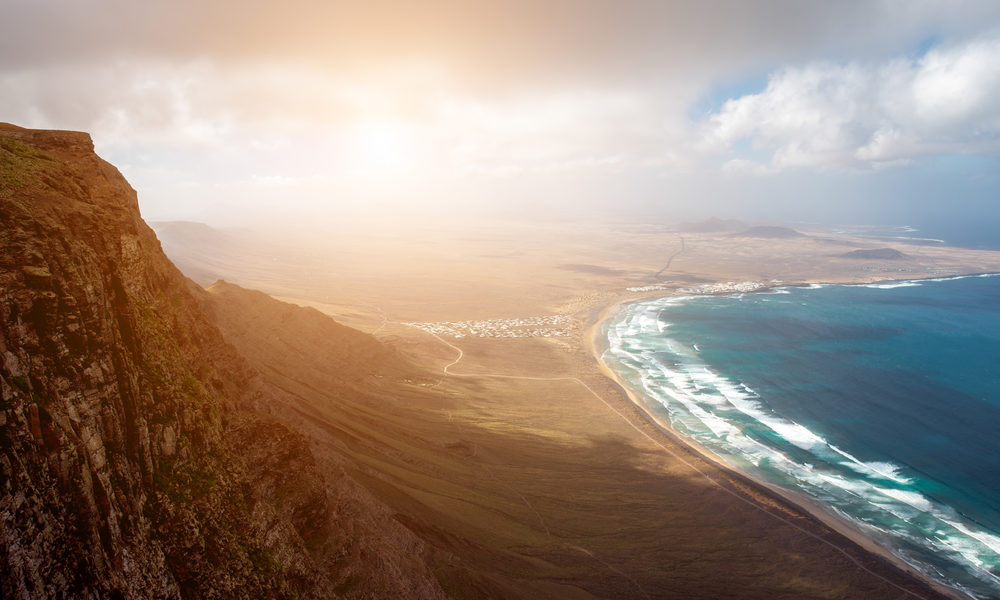Auch über Wasser schön: Lanzarote. Bild: shutterstock / RossHelen