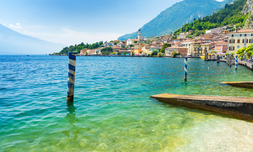 Blick auf den Gardasee mit dem Städtchen Limone sul Garda. Bild: shutterstock / lukaszimilena
