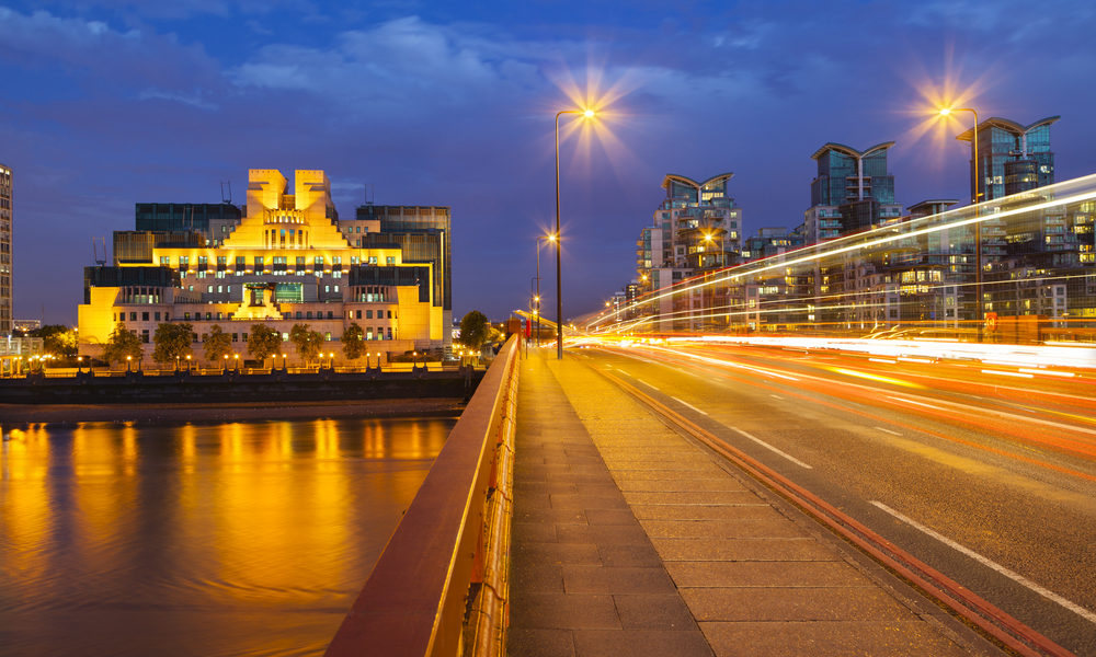 Das MI6-Hauptquartier strahlend und unversehrt, so wie man es im Kino schon lange nicht mehr gesehen hat. Bild: shutterstock /IndustryAndTravel
