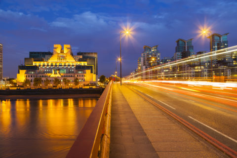 Das MI6-Hauptquartier strahlend und unversehrt, so wie man es im Kino schon lange nicht mehr gesehen hat. Bild: shutterstock /IndustryAndTravel