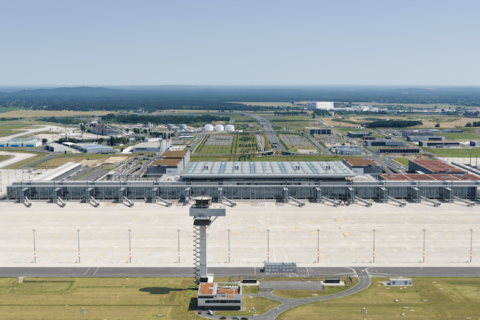 Gerade hat Berlins Regierender Bürgermeister verkündet, dass Mehdorn weitere 1,1 Milliarde Euro bekommt, um den neuen Hauptstadtflughafen fertig zu bauen. Bild: Günter Wicker / Flughafen Berlin Brandenburg GmbH