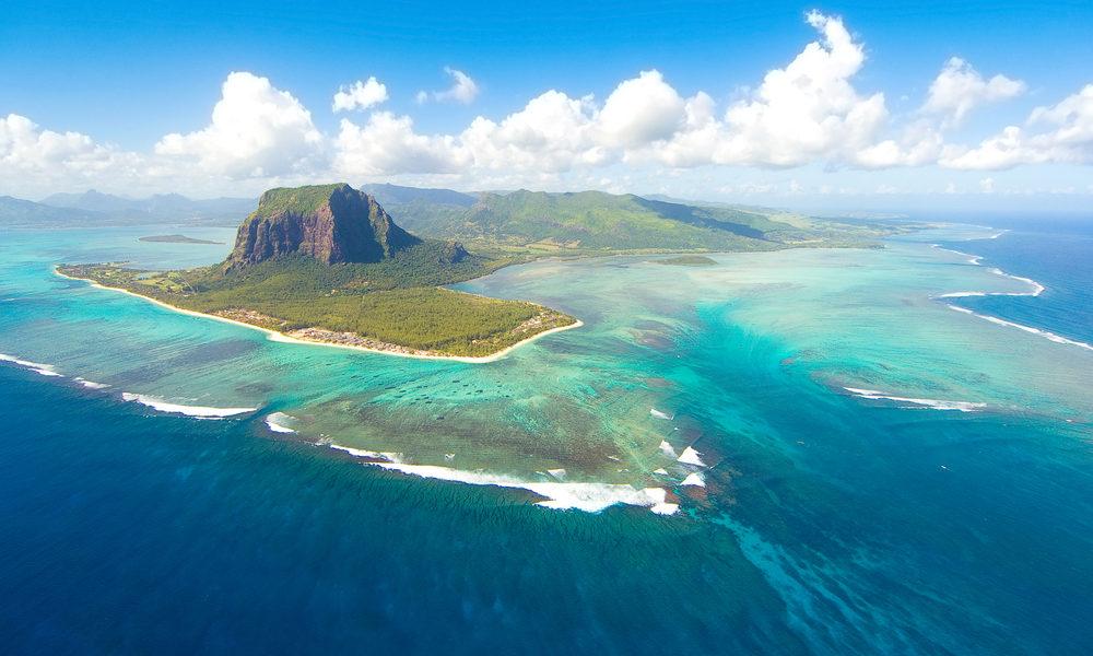 Der Berg im Südwesten von Mauritius ragt aus der Halbinsel empor wie hingeworfen. Bild: shutterstock / Sapsiwai