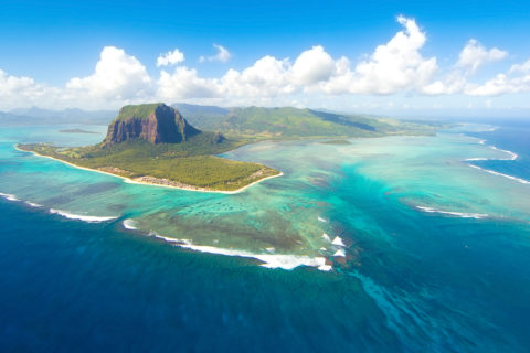 Der Berg im Südwesten von Mauritius ragt aus der Halbinsel empor wie hingeworfen. Bild: shutterstock / Sapsiwai