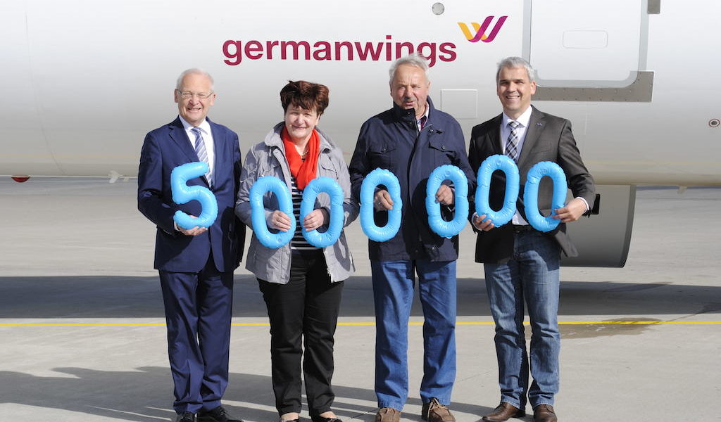 Vom Fluggast zum Ehrengast: Wilhelm Greulich (2. von rechts) stand als fünfmillionster Passagier am Donnerstag im Mittelpunkt. Bild: Allgäu Airport