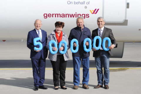 Vom Fluggast zum Ehrengast: Wilhelm Greulich (2. von rechts) stand als fünfmillionster Passagier am Donnerstag im Mittelpunkt. Bild: Allgäu Airport