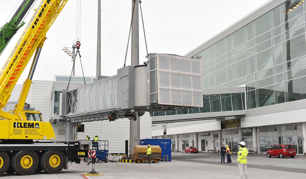 Die ersten beiden Fluggastbrücken des neuen Satelliten für das Terminal 2 am Münchner Flughafen werden montiert.