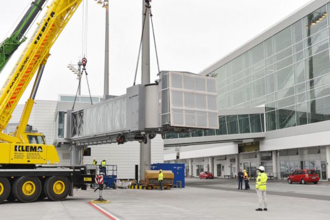 Die ersten beiden Fluggastbrücken des neuen Satelliten für das Terminal 2 am Münchner Flughafen werden montiert.
