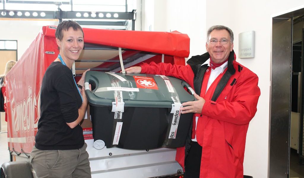 Übergepäck vor dem Abflug ins Katastrophengebiet: humedica-Mitarbeiter Heinrich Ruhrmann und Marina Siladji, Marketingleiterin des Allgäu Airport, helfen beim Check-in. Bild: Allgäu Airport