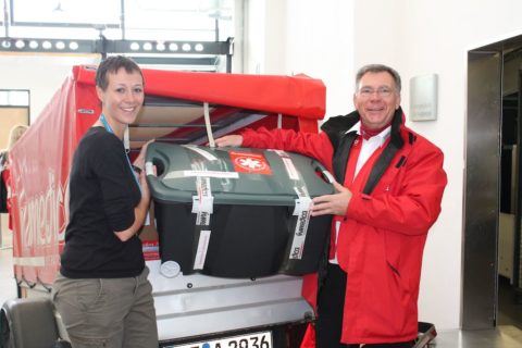 Übergepäck vor dem Abflug ins Katastrophengebiet: humedica-Mitarbeiter Heinrich Ruhrmann und Marina Siladji, Marketingleiterin des Allgäu Airport, helfen beim Check-in. Bild: Allgäu Airport
