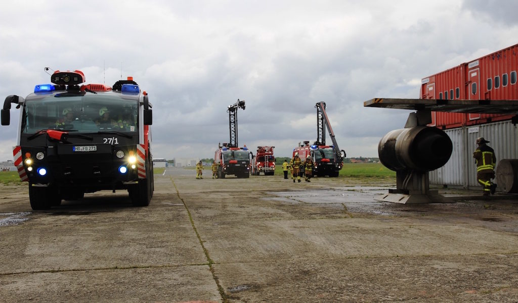 Die Flughafenfeuerwehr in Aktion: Bei der Brandbekämpfungs-Übung kamen auch die drei Panther zum Einsatz. Bild: Flughafen Bremen