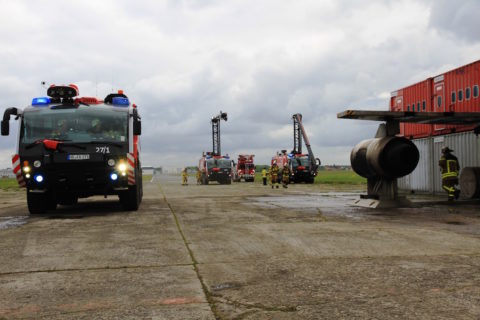 Die Flughafenfeuerwehr in Aktion: Bei der Brandbekämpfungs-Übung kamen auch die drei Panther zum Einsatz. Bild: Flughafen Bremen