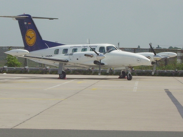 Piper PA42 Cheyenne der Lufthansa Verkehrsfliegerschule. Bild: Wikimedia Commons / Garitzko