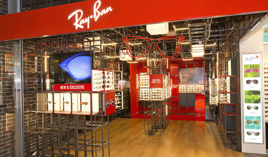 Über Jahrzehnte hinweg haben weltberühmte Schauspieler den Ray-Ban-Look in ihren Kult-Filmszenen transportiert. Darüber hinaus hat die Marke auch eine starke Verbindung zu musikalischen Trends. Bild: Hamburg Airport