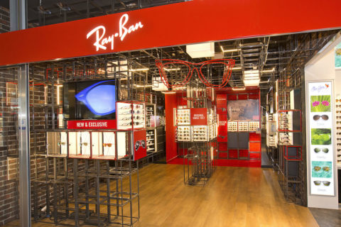 Über Jahrzehnte hinweg haben weltberühmte Schauspieler den Ray-Ban-Look in ihren Kult-Filmszenen transportiert. Darüber hinaus hat die Marke auch eine starke Verbindung zu musikalischen Trends. Bild: Hamburg Airport