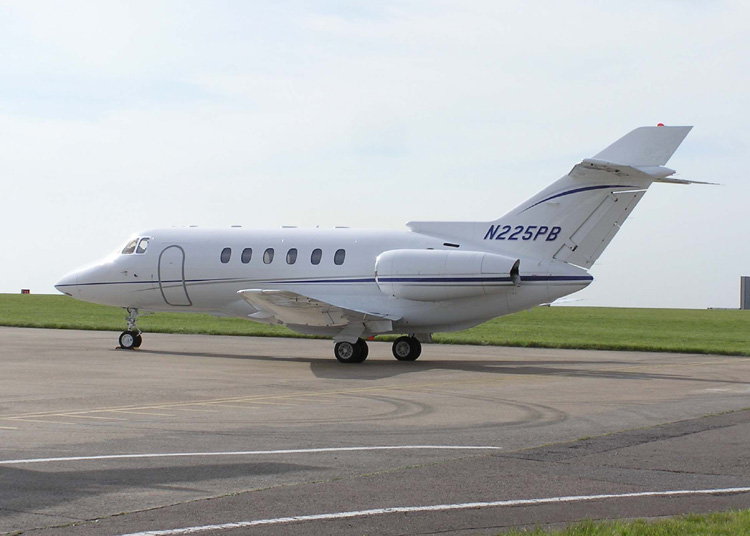 Ein Flugzeug des Typs Hawker 800 stürzte in ein Industriegebiet der Stadt Ramos Arizpe. Bild: Arpingstone / Wikimedia Commons