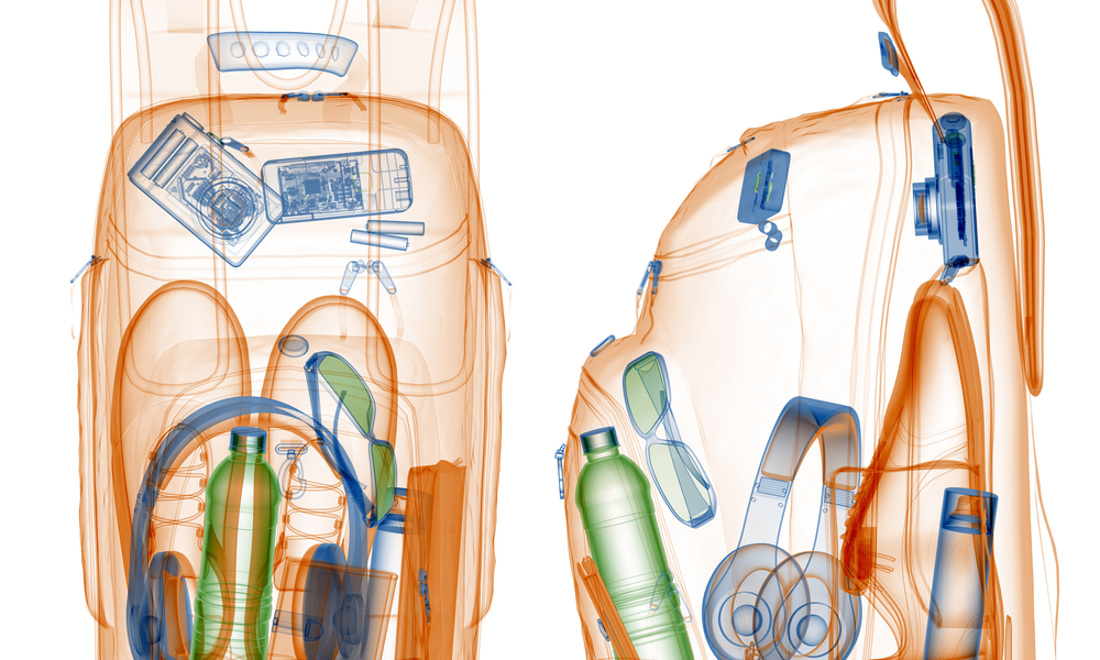 Fluggäste müssen sich voraussichtlich noch bis 2016 gedulden, bevor sie Flüssigkeiten wieder in größeren Mengen im Handgepäck mitnehmen dürfen. Bild: shutterstock