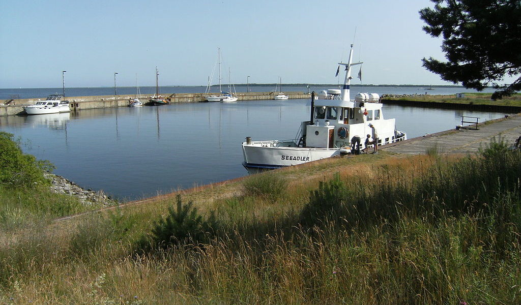 Der Hafen der Insel Ruden. Bild: Chron-Paul /Creative Commons Wikimedia