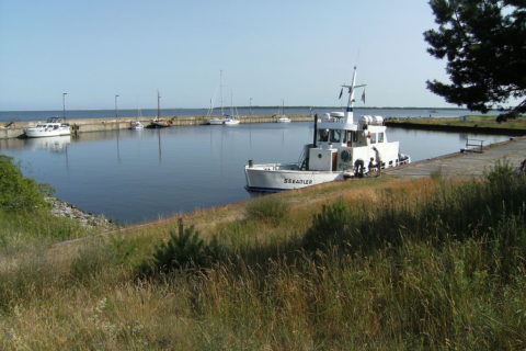 Der Hafen der Insel Ruden. Bild: Chron-Paul /Creative Commons Wikimedia