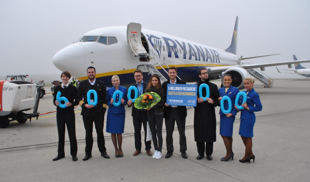 Ein Freiflug für den sechs-millionsten Fluggast des Allgäu Airport. Die Crew sowie Vertreter von Ryanair und Allgäu Airport gratulieren. Bild: Allgäu Airport