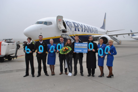 Ein Freiflug für den sechs-millionsten Fluggast des Allgäu Airport. Die Crew sowie Vertreter von Ryanair und Allgäu Airport gratulieren. Bild: Allgäu Airport