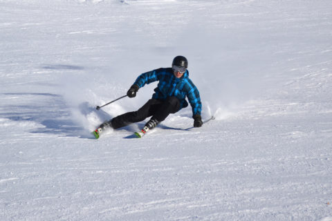 Die Ära des Carving ist zu Ende, die Bewegungen sollen künftig nicht mehr so extrem sein. Bild: shutterstock / Marko Cermak
