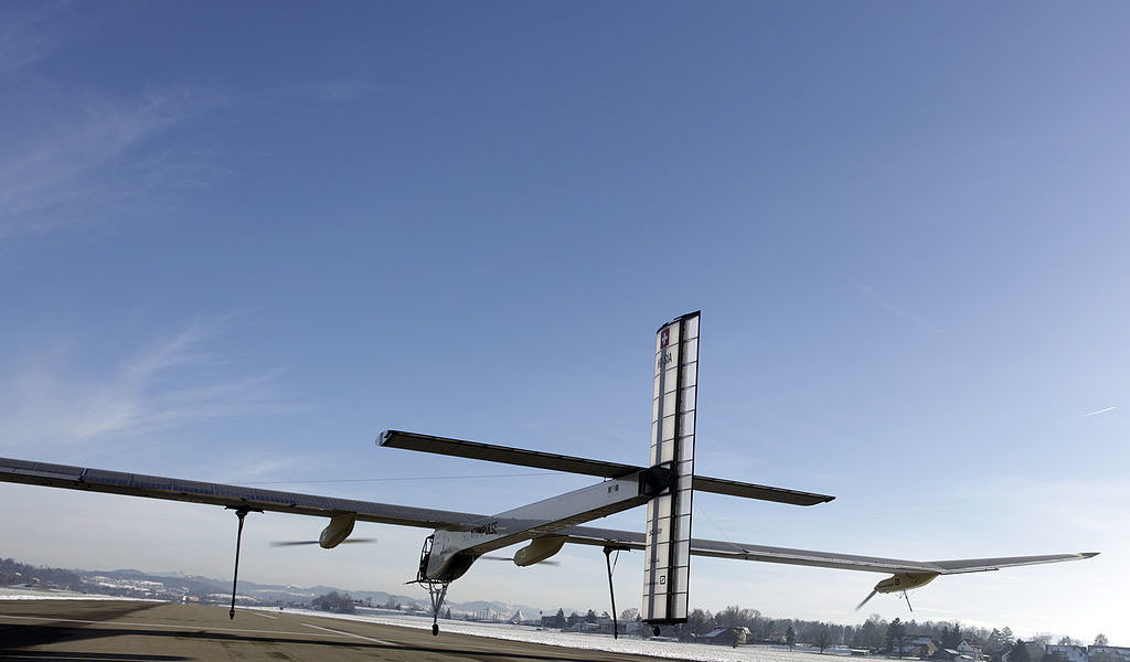 Solar Impulse 2 mit der Kennung HB-SIA bei den ersten Flugversuchen am 3. Dezember 2009 in Dübendorf. solar_impulse_2_ Bild: wikimedia commons / matth1