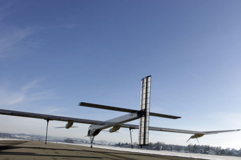 Solar Impulse 2 mit der Kennung HB-SIA bei den ersten Flugversuchen am 3. Dezember 2009 in Dübendorf. solar_impulse_2_ Bild: wikimedia commons / matth1