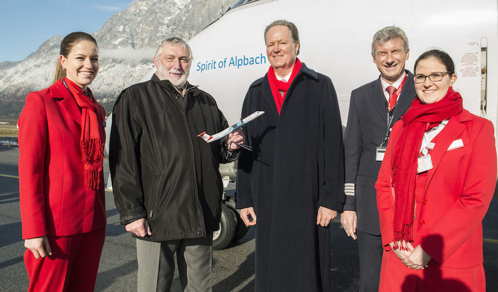 Franz Fischler, Präsident des Europäischen Forums Alpbach und Jaan Albrecht, CEO von Austrian Airlines (v.l.n.r.) begleiten von Austrian Airlines Crew. Bild: Europäisches Forum Alpbach/APA-Fotoservice/Pichler