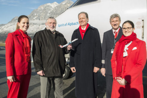 Franz Fischler, Präsident des Europäischen Forums Alpbach und Jaan Albrecht, CEO von Austrian Airlines (v.l.n.r.) begleiten von Austrian Airlines Crew. Bild: Europäisches Forum Alpbach/APA-Fotoservice/Pichler