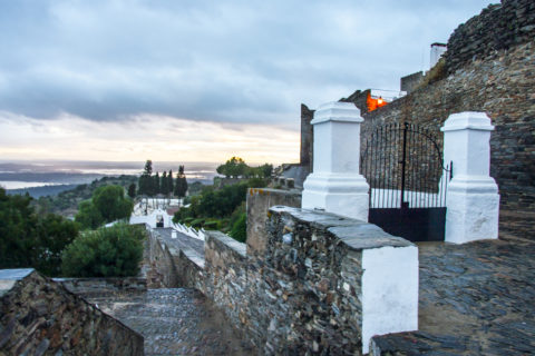 Blick von Monsaraz auf den Alqueva. Bild: shutterstock / Juan Aunion