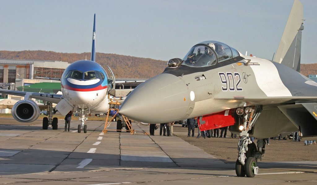 Der Sukhoi Superjet 100 links und Russlands Mehrzweckjäger die SU-35BM rechts. Bild: Sukhoi